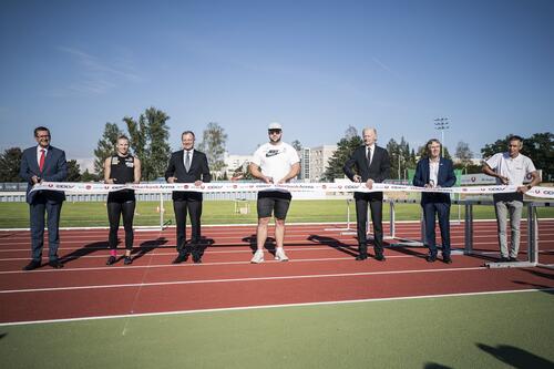 Eröffnung LA Zentrum Wieningerstraße (Quelle: Land OÖ/v.li.n.re Landesrat Markus Achleitner, Verena Preiner, Landeshauptmann Thomas Stelzer, Lukas Weißhaidinger, Oberbank-Direktor Franz Gasselsberger, Sportunion OÖ-Präsident Franz Schiefermair, OÖLV Präsident Günther Weidlinger)