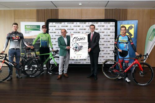 PK Radsport (Quelle: Land OÖ/Landesrat Markus Achleitner mit Tobias Bayer, Daniel Eichinger, Präsident Paul Resch und Riccardo Zoidl)