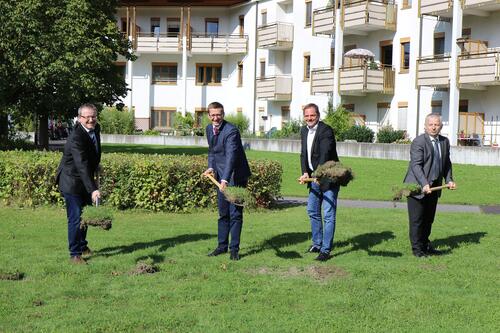 Spatenstich  (Quelle: Land OÖ/v.li.n.re. Bezirkshauptmann Mag. Werner Kreisl (Obmann Sozialhilfeverband Perg), Wirtschafts- und Sport-Landesrat Markus Achleitner, Bürgermeister Rainer Barth und Leader-Obmann NR Bgm. Klaus Prinz.)