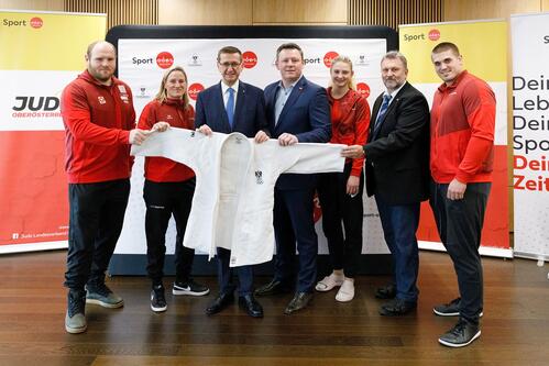 v.l.: Judoka Daniel Allerstorfer, Nationalteam-Trainerin Yvonne Snir-Bönisch, Wirtschafts- und Sport-Landesrat Markus Achleitner, Martin Poiger (Präsident Judo Austria), Judoka Elena Dengg, Judo-Landes-Präsident Manfred Reisinger und Judoka Stephan Hegy (Quelle: Land OÖ)