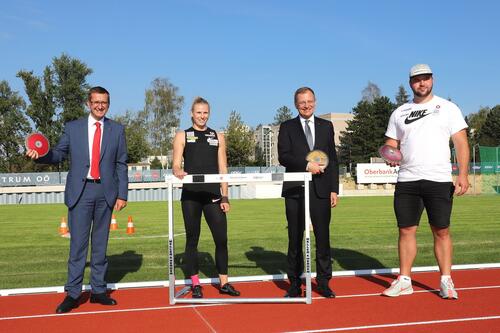 zusätzliches Hilfspaket Corona für Sportinfrastruktur (Quelle: Land OÖ/Landeshauptmann Thomas Stelzer und Landesrat Markus Achleitner mit Verena Preiner und Lukas Weißhaidinger bei der Eröffnung der Oberbank Arena im Sept. 2020)