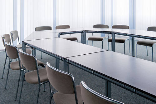 Besprechungsraum mit rundem Tisch und Sesseln (Quelle: ©euregiocontent  - stock.adobe.com)