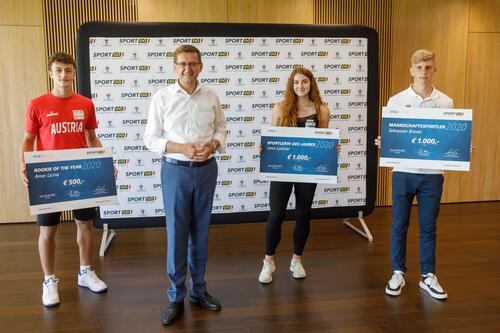 TZ Ehrung (Quelle: Land OÖ/Landesrat Markus Achleitner mit Amar Licina, Lena Lackner und Sebastian Breuer (nicht am Bild: Wachid Borchashvili))