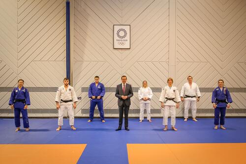 Judoka mit Landesrat Achleitner (Quelle: Gepa pictures/ Binder)