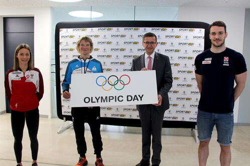 Olympic Day (Quelle: Land OÖ/v.l.n.r. Betti Plank (Karate), Sabrina Filzmoser (Judo), Sportlandesrat Markus Achleitner, Bernhard Reitshammer (Schwimmen))